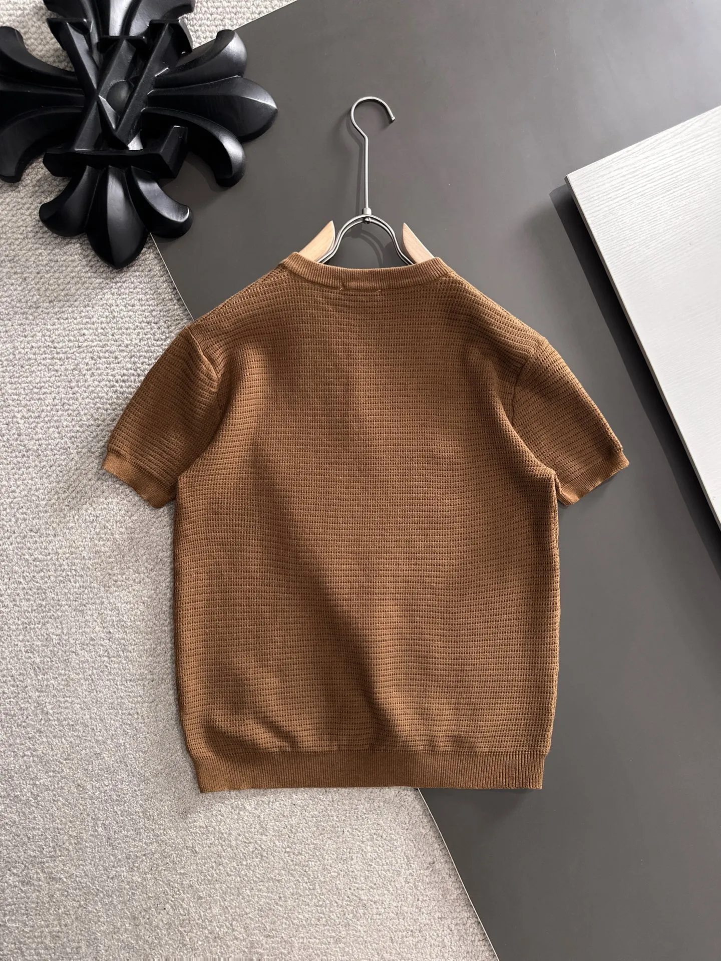Next day shipment LP high quality Loro Piana 26ss New Arrival men's short-sleeved T-shirt Made of combed cotton yarn knitted cotton fabric, no pressure when entering and exiting the counter Exclusive control of raw materials It feels substantial when weighed, and the upper body is more textured than ordinary T-shirts. This texture can cope with the weather easily and is suitable for both hot and cold! Loose fit design, looks noble. The only correct version is available Size: M to XXXL